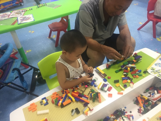 小朋友在儿童乐园玩积木